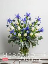 Elegancia en Azul y Blanco: Iris y Tulipanes